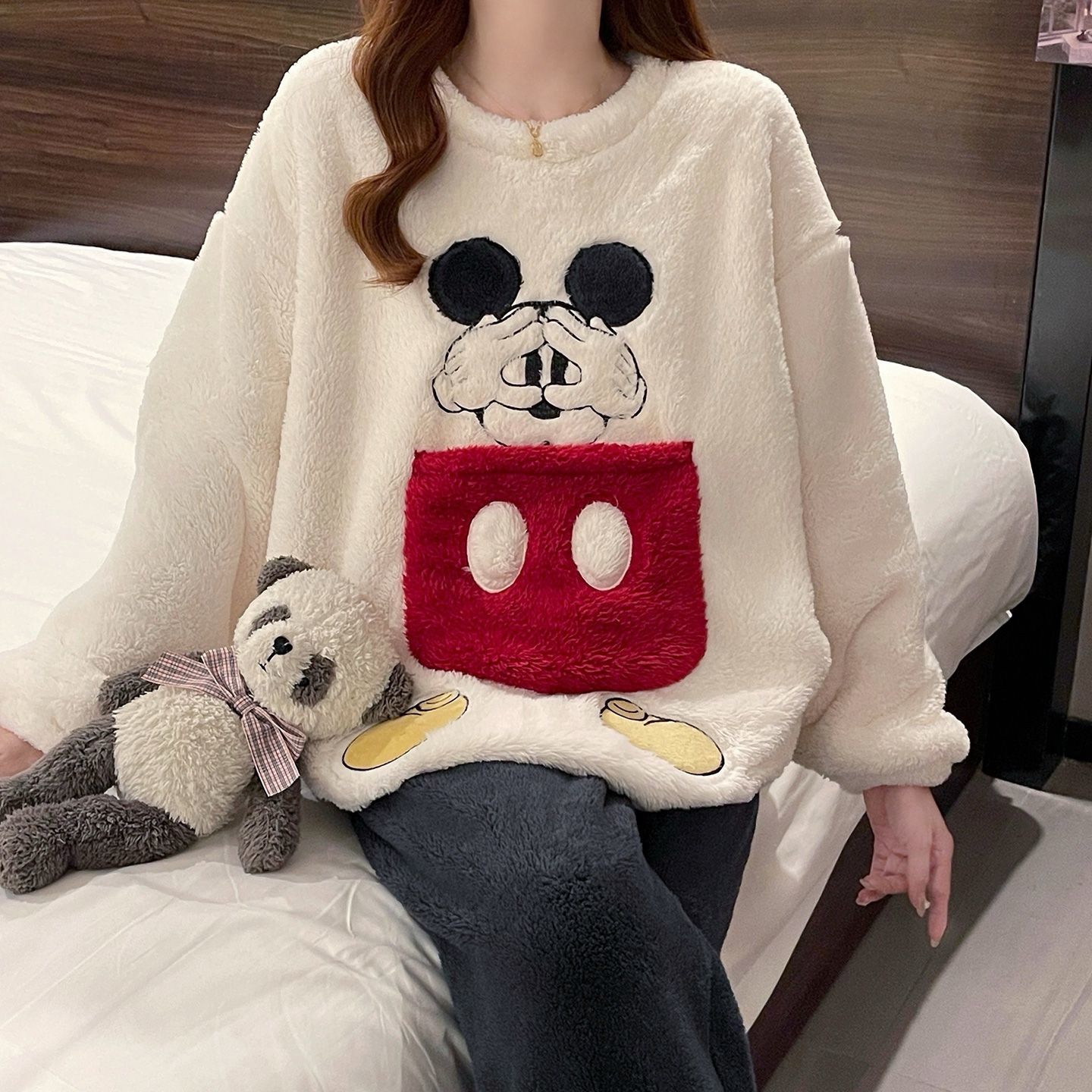 Mickey 3D Patchwork Plush Paja - Oversized Crewneck Fleece のレビューと価格