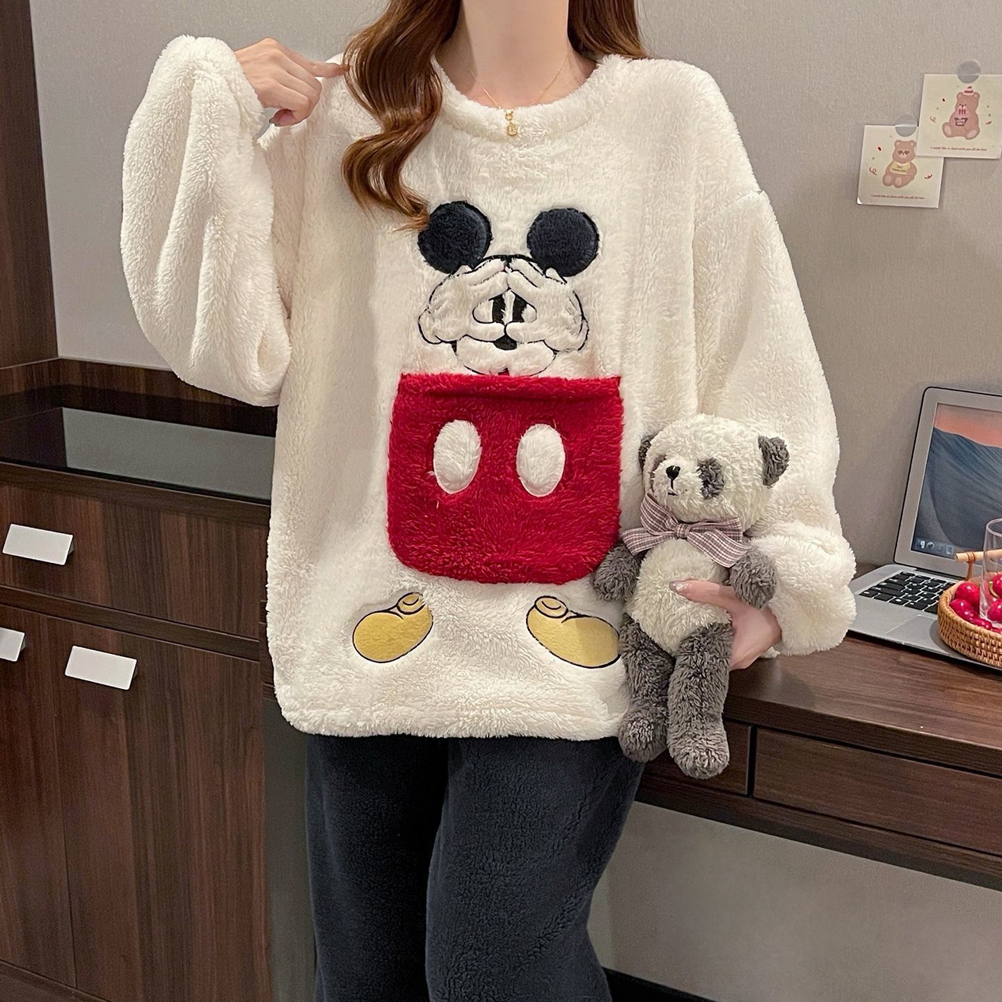 Mickey 3D Patchwork Plush Paja - Oversized Crewneck Fleece のレビューと価格