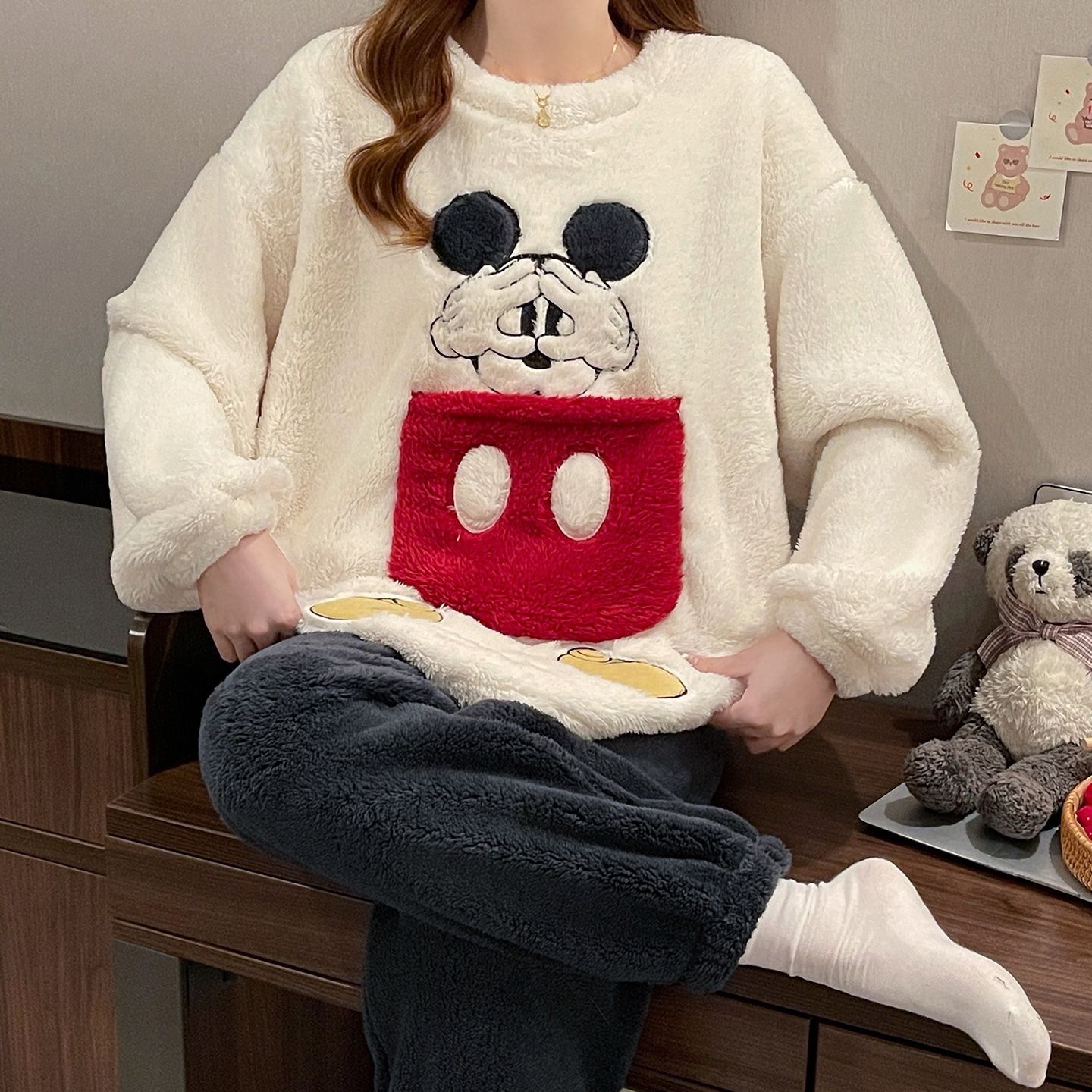 Mickey 3D Patchwork Plush Paja - Oversized Crewneck Fleece のレビューと価格