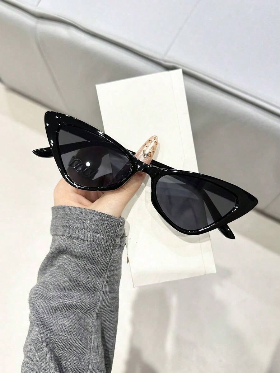 Pair Of Women's Retro Black Ca - Street Fashion Shoot のレビューと価格