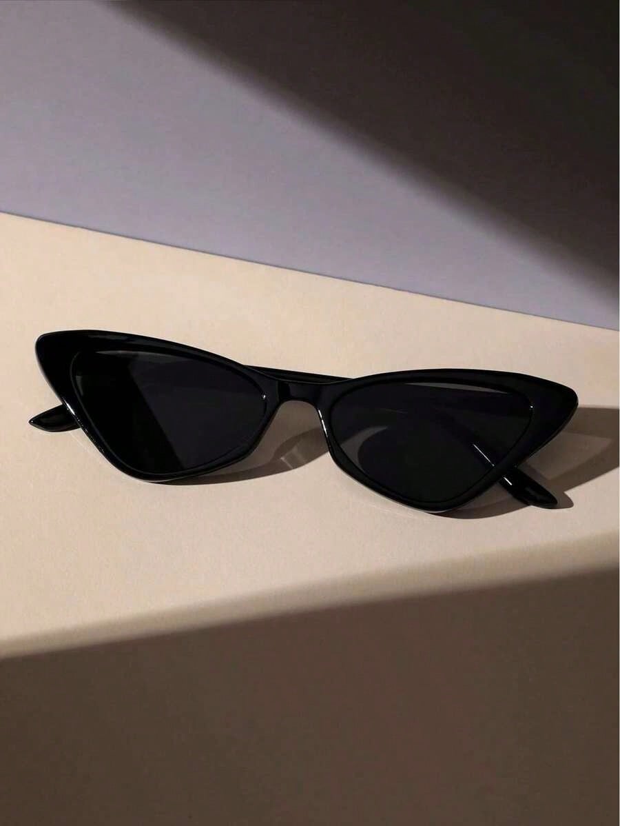 Pair Of Women's Retro Black Ca - Street Fashion Shoot のレビューと価格